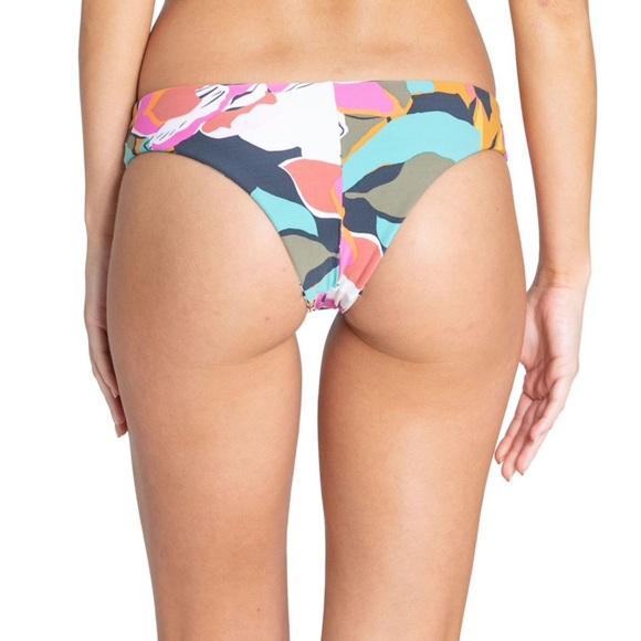 🔥🔥BILLABONG - REVERSIBLE FLORAL DAY BIKINI🔥🔥 - Picture 7 of 8